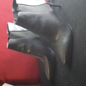 Womens pointy toe ankle bootie (black)